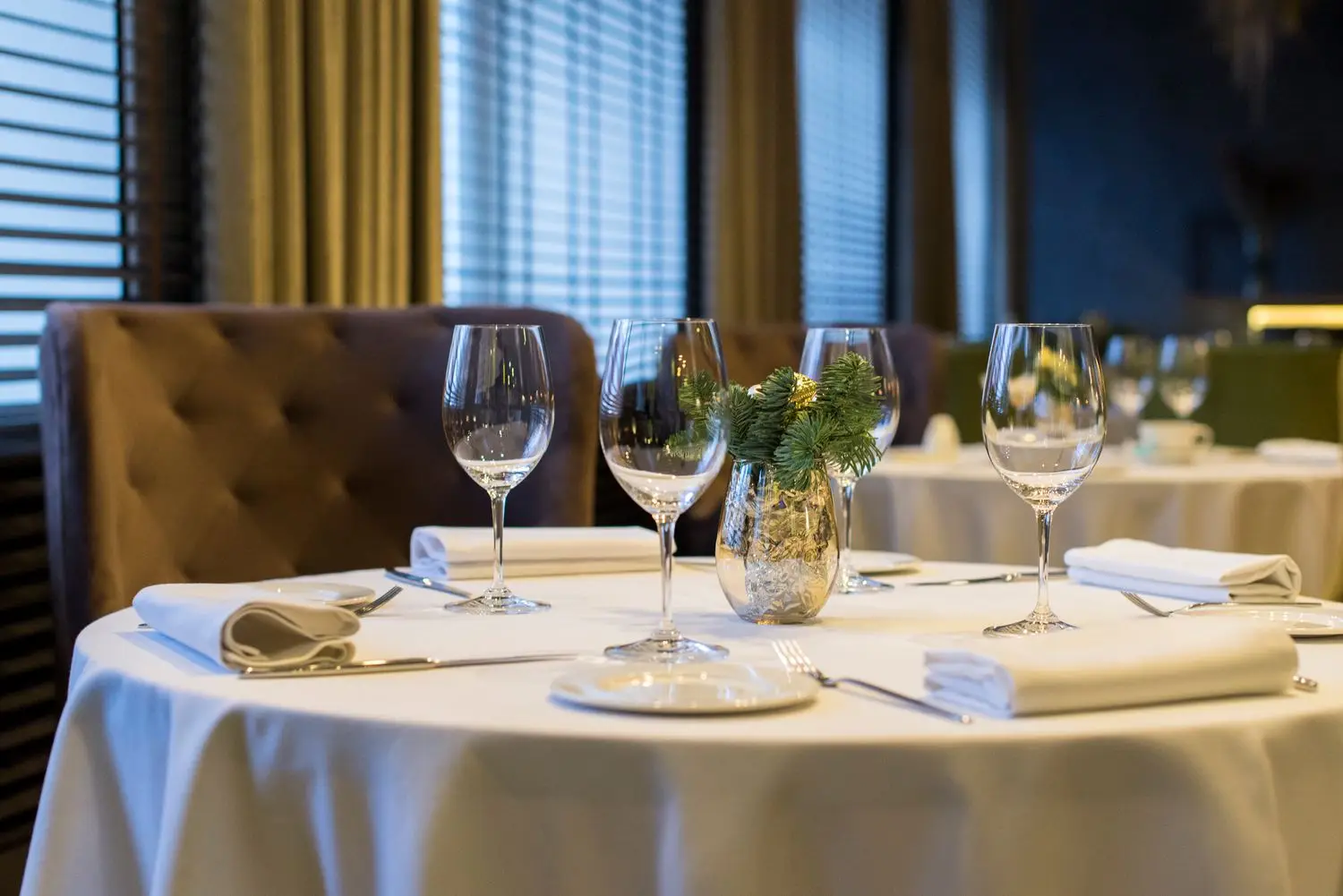 Ylellinen kattaus Velorianroyaldining-ravintolassa