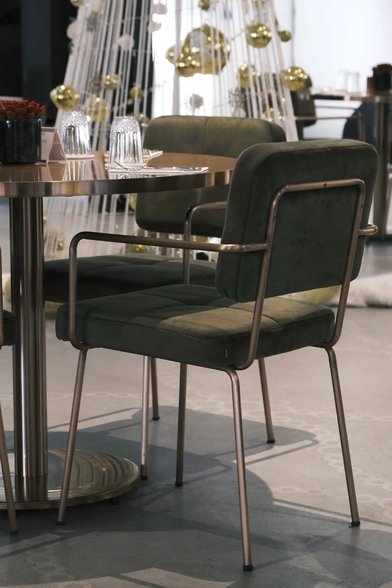 Ylellinen kattaus Velorianroyaldiningissa