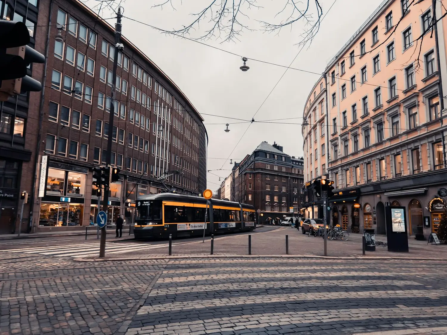 Helsingin Mannerheimintie illalla