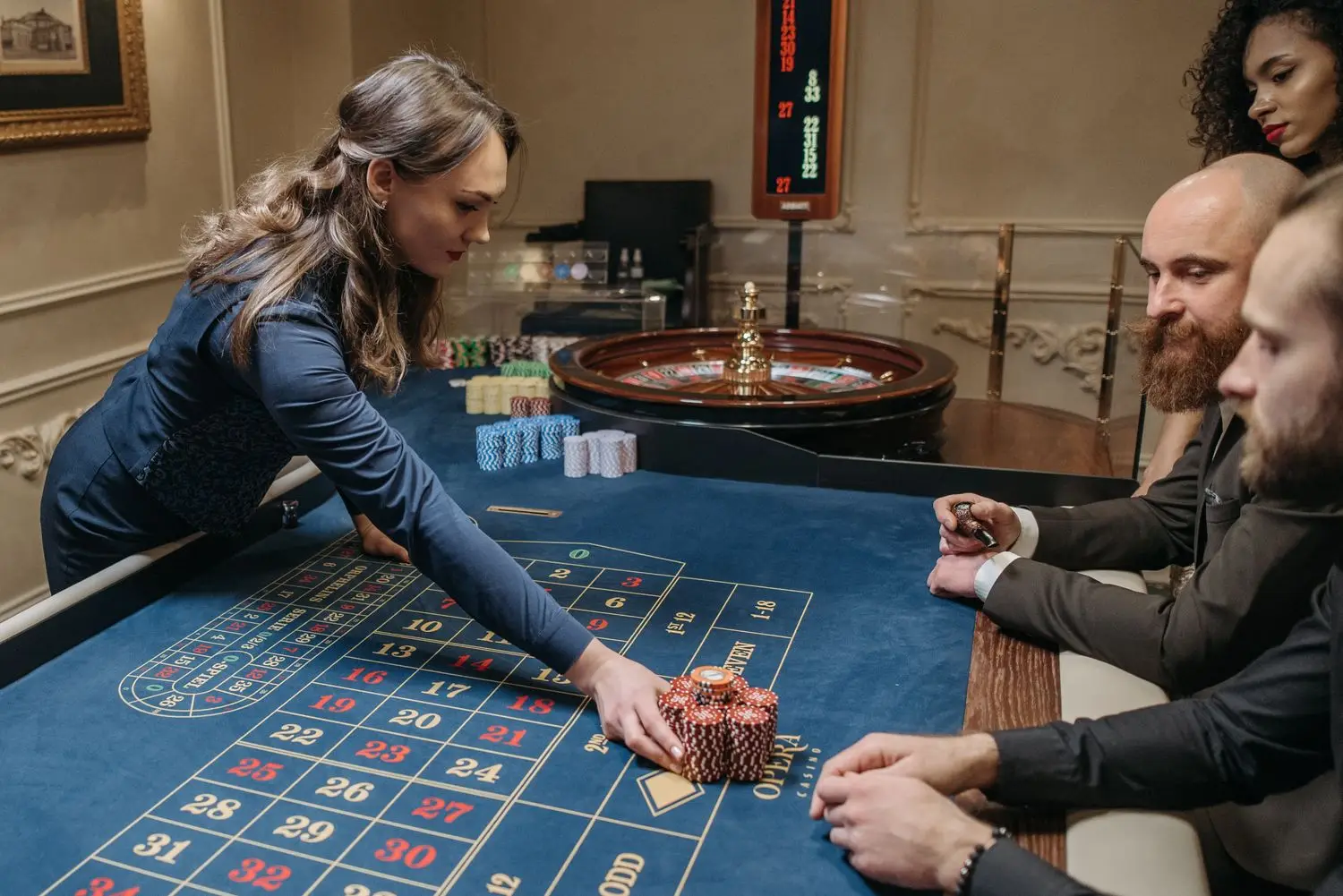 Casino-pöytäpelit Velorianroyaldiningissa