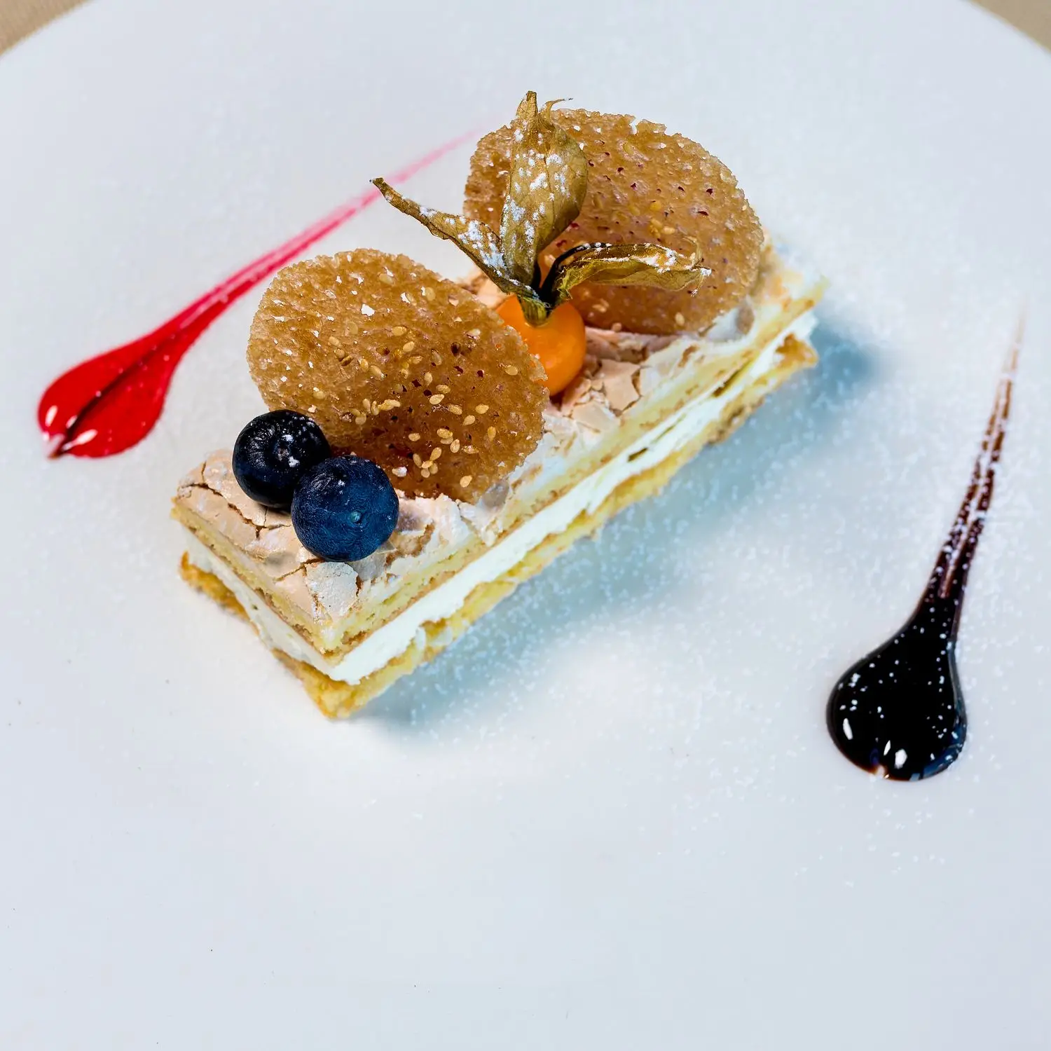 Mille-feuille jälkiruoka marjoilla