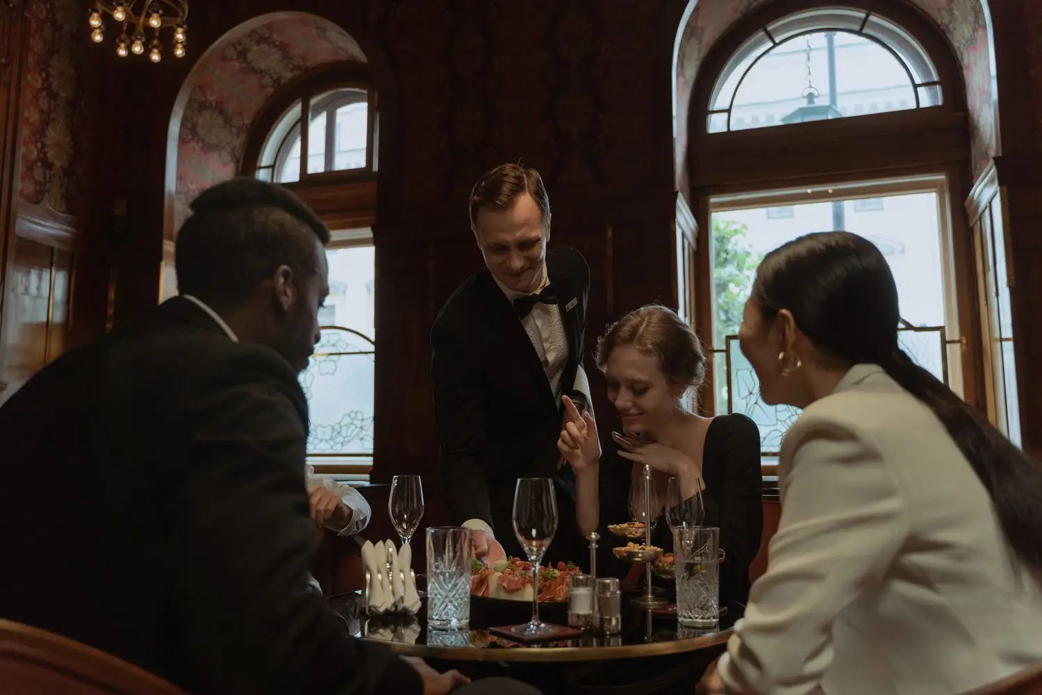 Ihmiset nauttimassa illallista Velorianroyaldiningissa